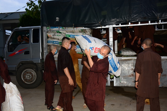 Chùa Hoằng Pháp: Tiếp tục hỗ trợ người dân khó khăn trong đại dịch Covid (đợt 8)